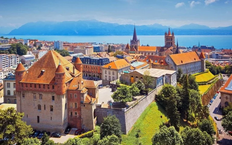 Most-beautiful-places-to-visit-in-Vaud-Switzerland-La-Cite